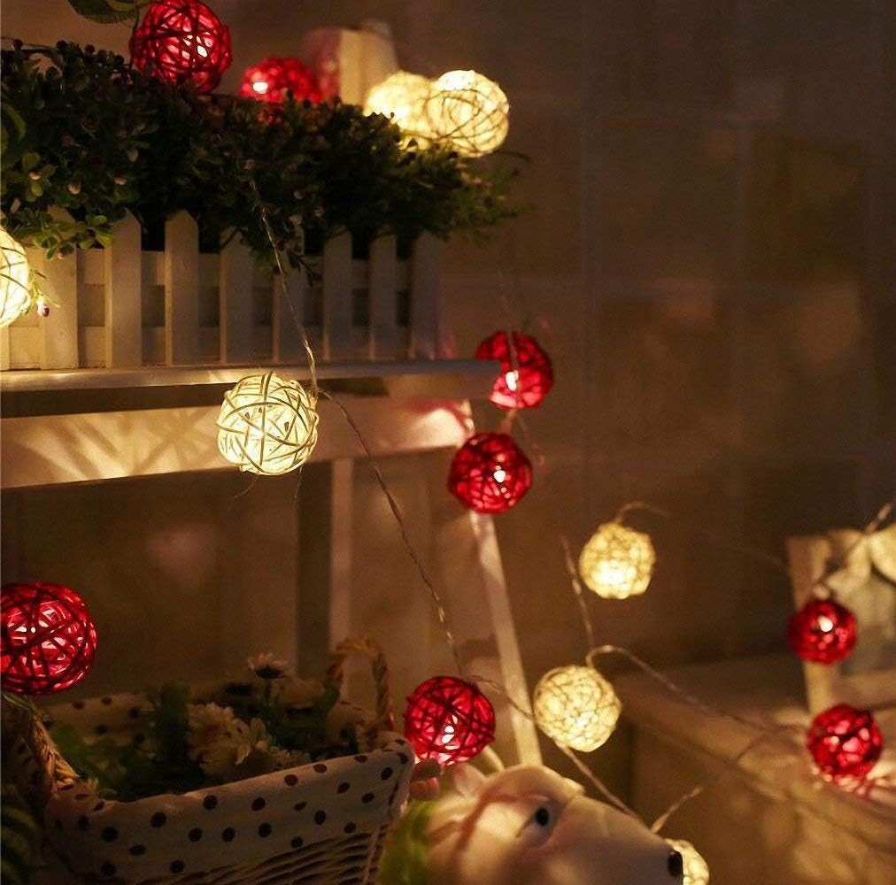 1 Set of Red and White 5cm Rattan Cane 50 Ball Battery Powered LONG 5m String Lights Christmas Gift Home Wedding Party Bedroom Decoration Table Centrepiece